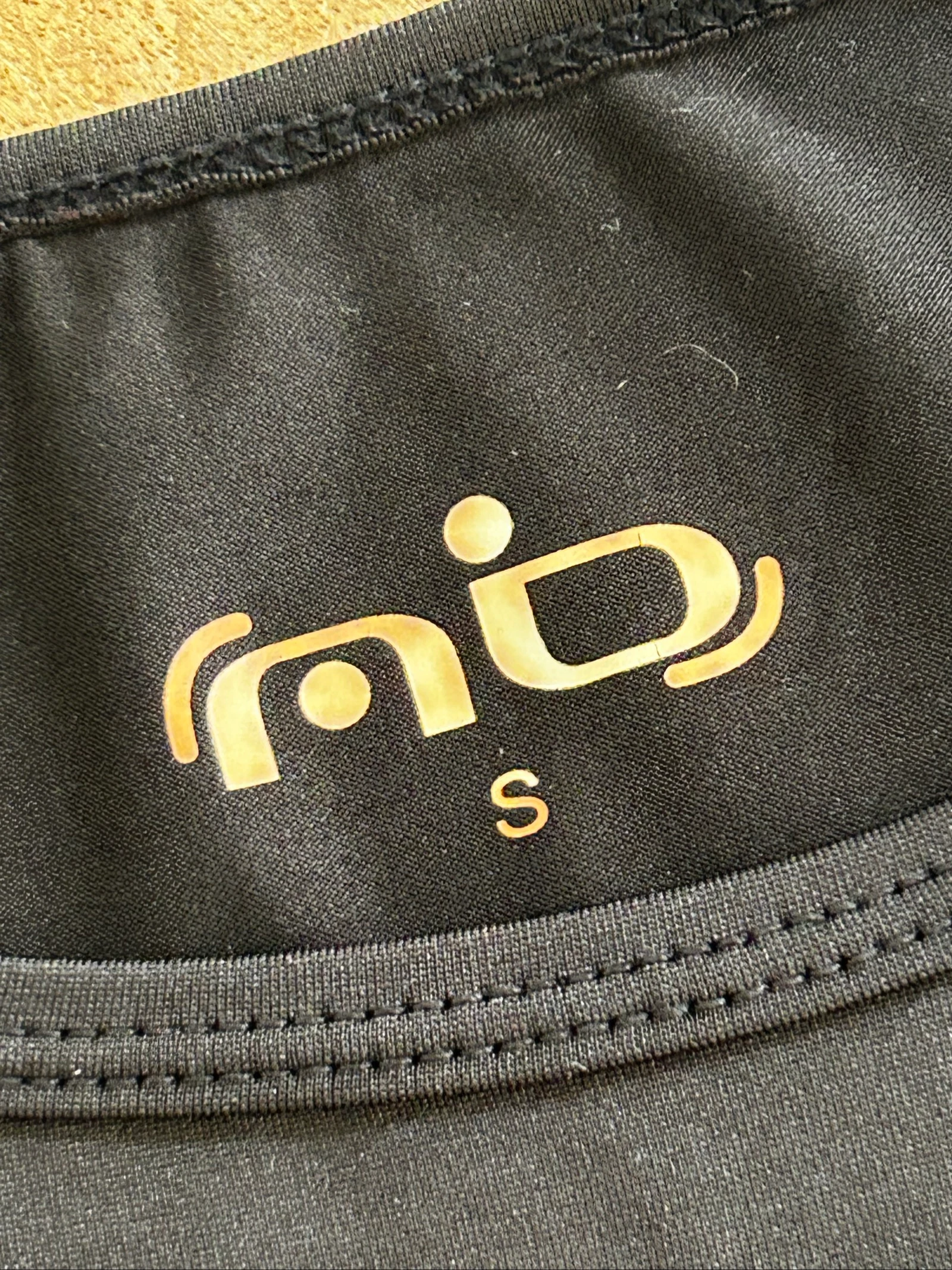 Black technical sport top with gold detail – Size S – photo 3